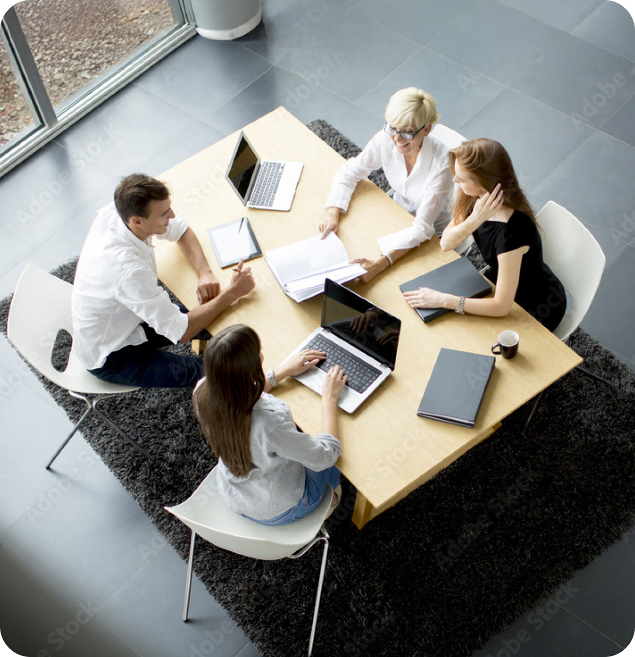 grupo de personas de negocios sentadas alrededor de una mesa hablando